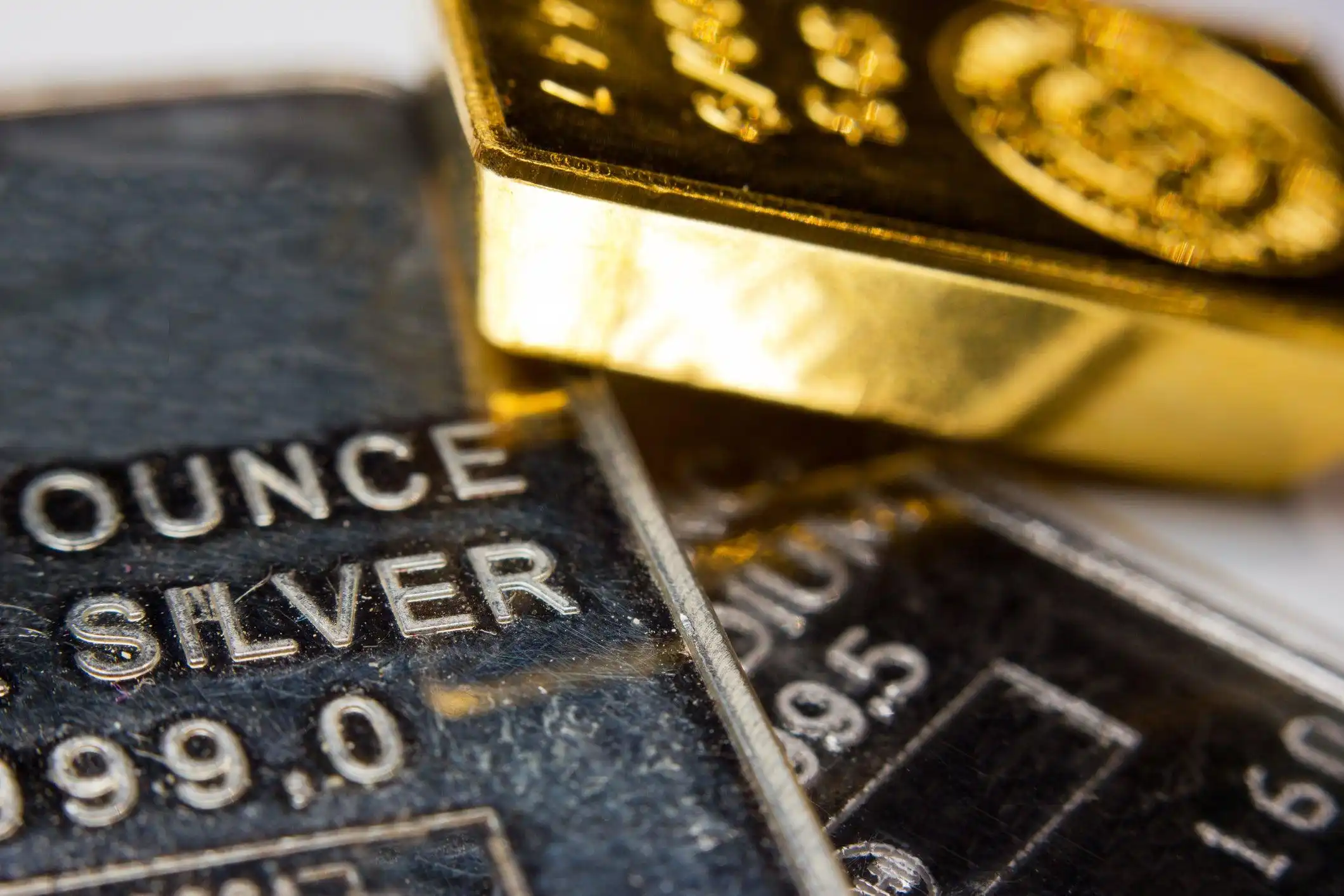 Gold and Silver Investment: Differences, Benefits and Effective Investment Strategies